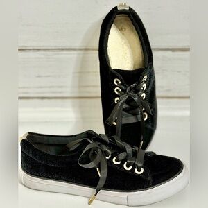 Corvaya Terry Pullover | Lilly Pulitzer Dark Academia Lilly Pulitzer Vevet Lisa Preppy Sneakers Black Onyx 8 NIB main image 1
